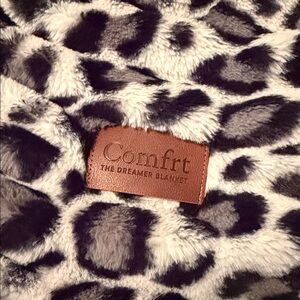 VIRAL Comfrt Dreamer Blanket Black Leopard